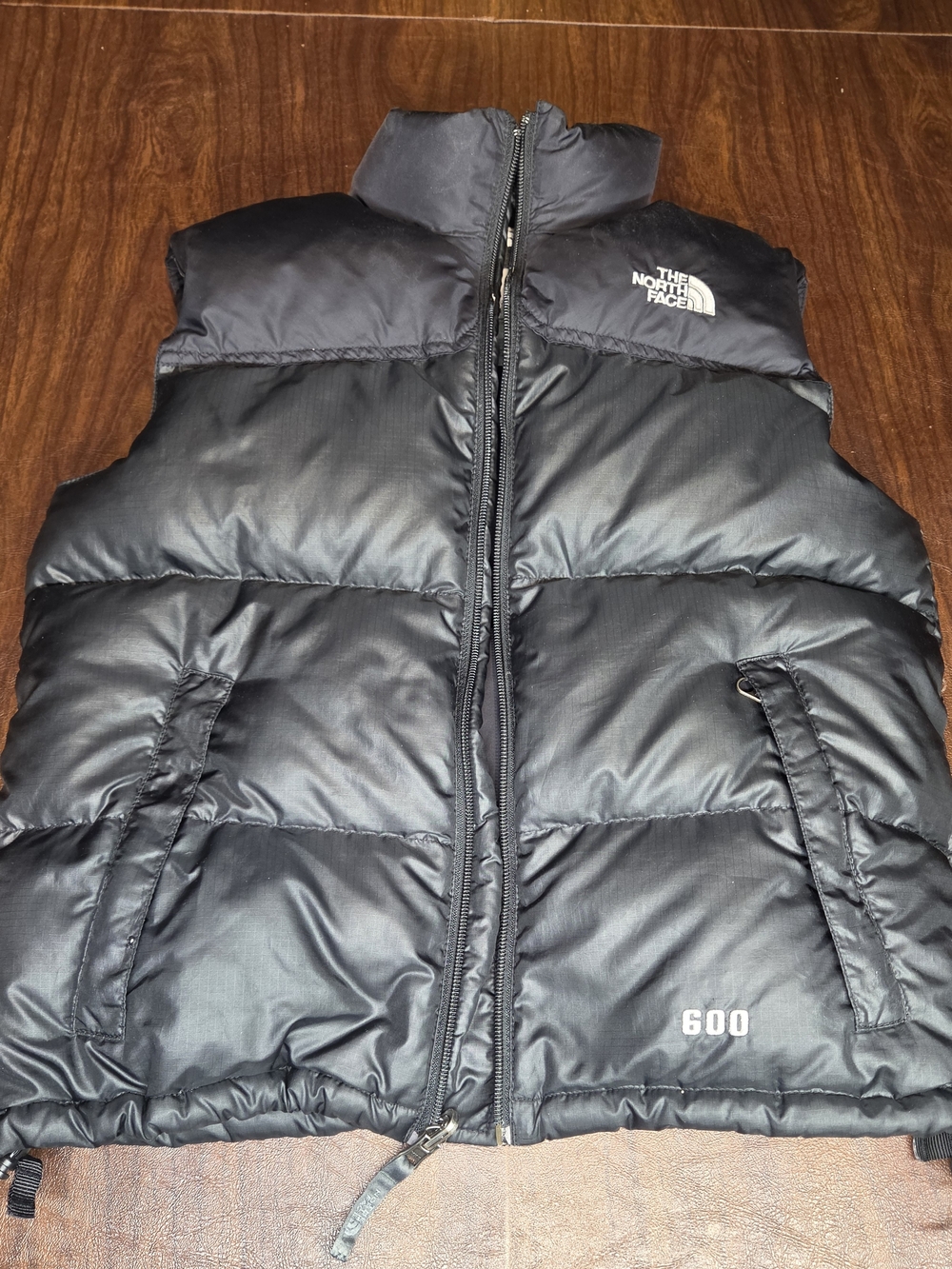 The North Face kids/youth 600-fill down puffer vest in black, size Medium.